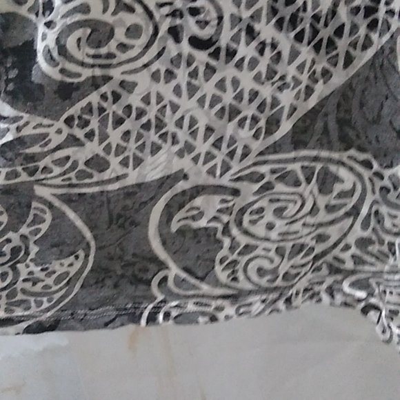 J Valdi grey and white geometric swirls tunic - Picture 5 of 9